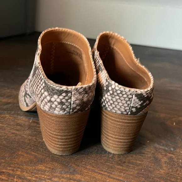Universal Thread Heeled Snakeskin mule - Picture 4 of 4